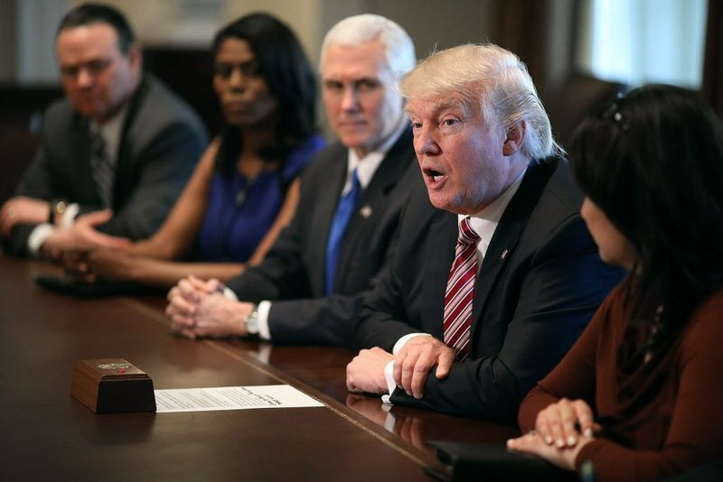 President Donald Trump heeft in maart een ontmoeting met het Congressional Black Caucus Executive Committee. Hij werd vergezeld door vice-president Mike Pence (midden) en Omarosa, directeur Communicatie van het Witte Huis voor het Office of Public Engagement en Inter