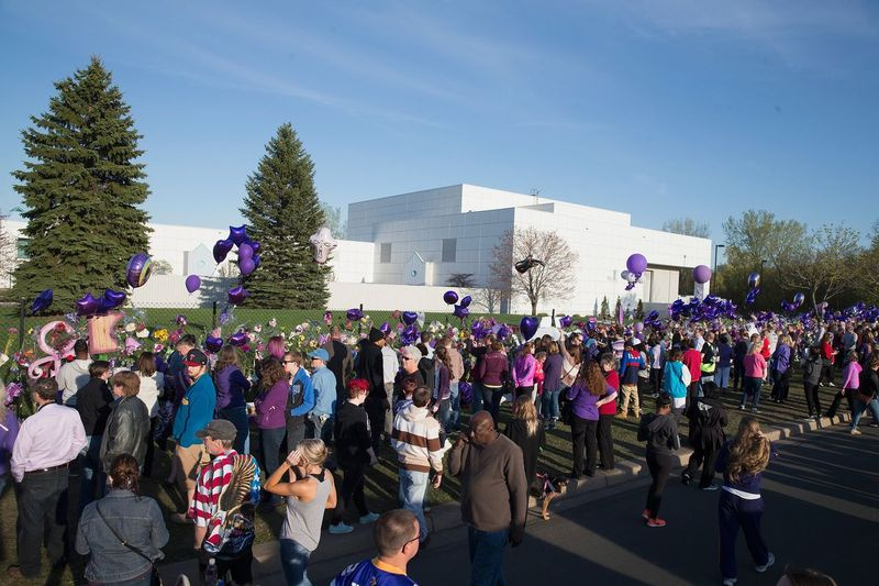Des milliers de fans de musique visitent un mémorial à l