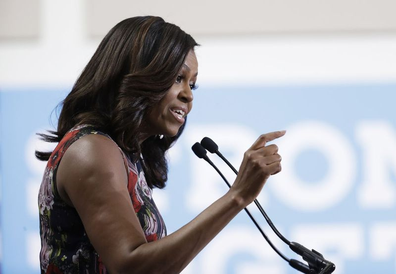 Prima doamnă Michelle Obama vorbește în timpul unui miting de campanie vineri la Universitatea George Mason din Fairfax, Virginia | Manuel Balce Ceneta/Associated Press
