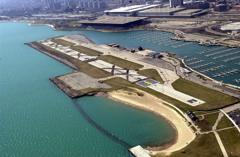 Meigs Field 31 marca 2003 roku, tego dnia, buldożery wykopały fragmenty pasa startowego i umieściły na jego końcu duże żółte litery X. | Biblioteka Sun-Times