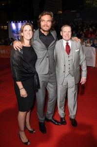 Michael Shannon får sällskap av den verkliga Stacie Andree (till vänster) och Dane Wells på Toronto International Film Festival. | Jason Merritt/Getty Images