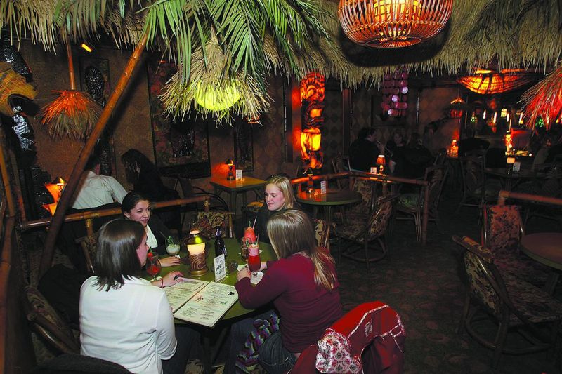 Lånere socialiserer over en tropisk drink i Hala Kahiki-baren på River Road i River Grove. | Sun-Times filbillede
