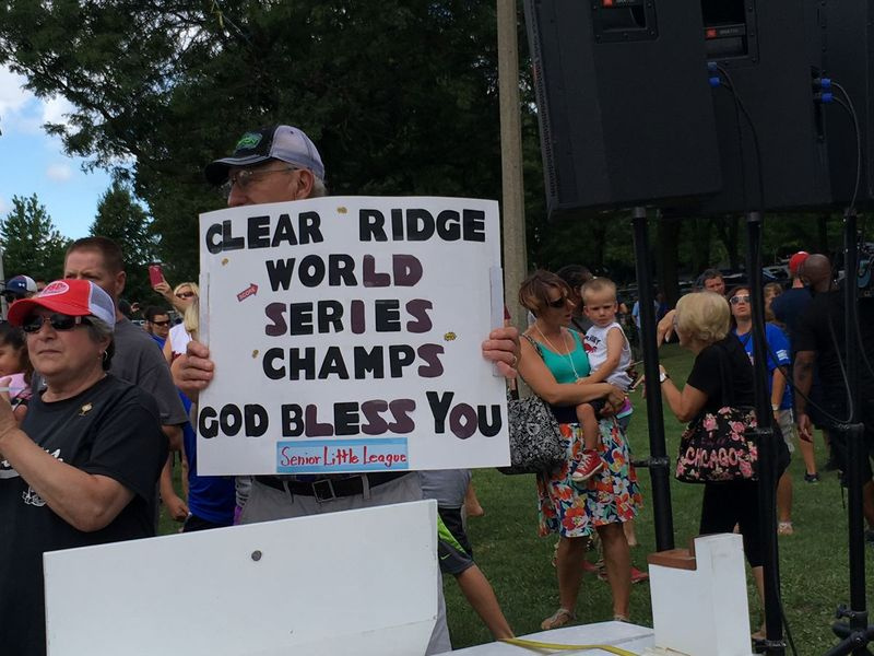 Rodzina i inni kibice pojawili się w sobotę, aby dopingować mistrzów świata serii Clear Ridge w Hale Park. | Andy Grimm / Sun-Times