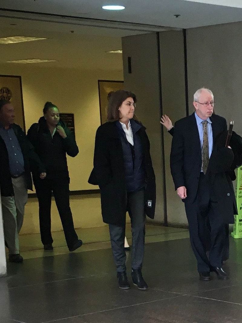 Proeminentul lobbyist William Filan părăsește instanța cu alte familii și prieteni, după ce femeia condamnată pentru uciderea fratelui său, profesorul de liceu Brother Rice Al Filan, a fost condamnată la 15 ani de închisoare. | Rummana Hussain/Sun-Times