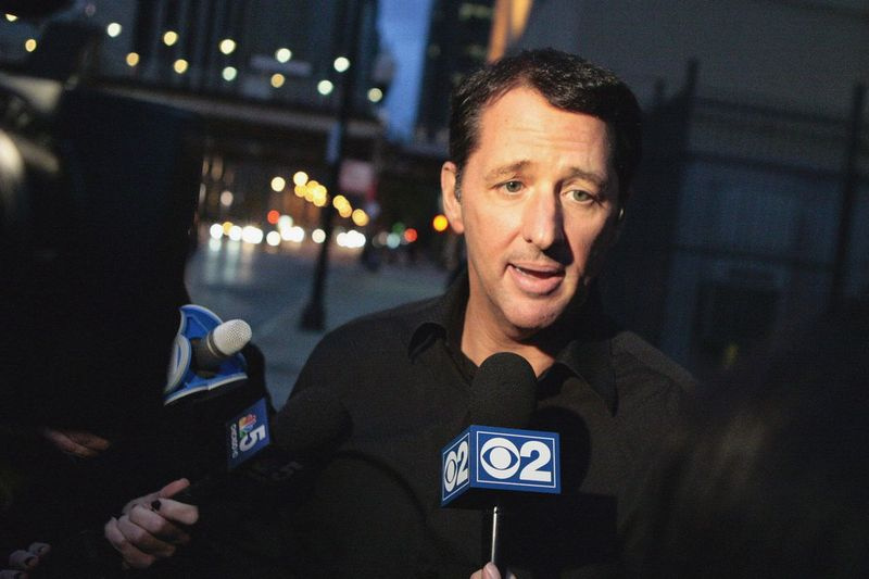 Kevin Trudeau, arătat părăsind Centrul Correcțional Metropolitan din centrul orașului Chicago.