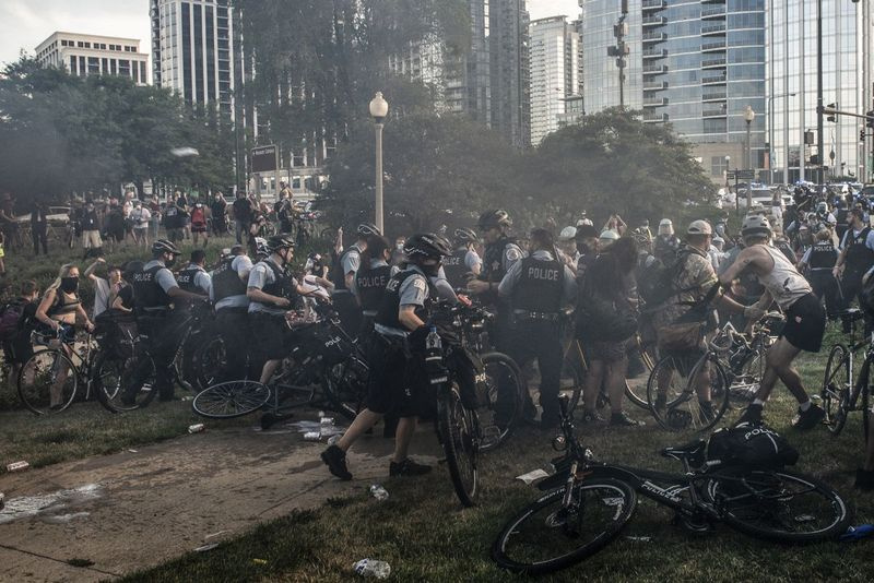 Honderden demonstranten omsingelden vrijdag het standbeeld van Christopher Columbus in Grant Park. Ze probeerden het standbeeld naar beneden te trekken en velen vochten met politieagenten uit Chicago.
