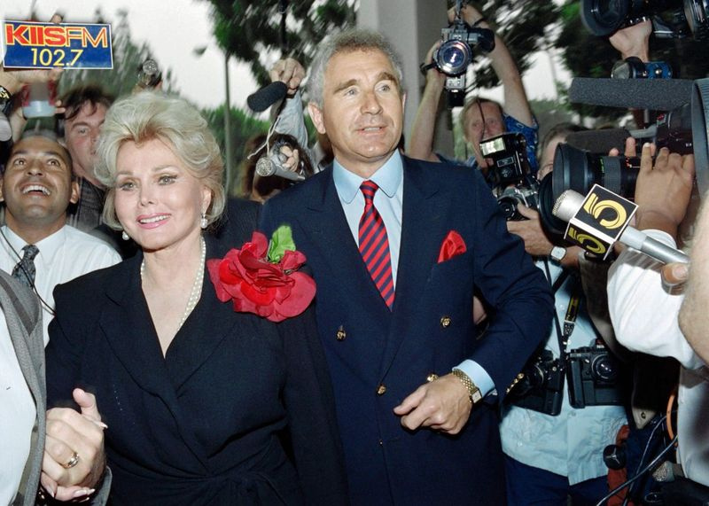 Zsa Zsa Gabor et son mari, le prince Frederick von Anhalt, se présentent au tribunal municipal de Beverly Hills en 1989 pour son audition sur une accusation de méfait pour avoir giflé un agent de police de la circulation. | WADE BYARS/AFP/Getty Images