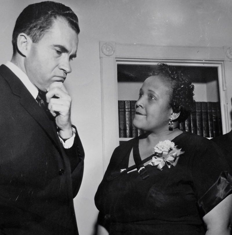 La giornalista afroamericana Ethel Payne intrattiene l