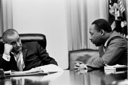 Il presidente Lyndon B. Johnson incontra Martin Luther King, Jr. nella sala del gabinetto della Casa Bianca | Biblioteca e Museo Lyndon Baines Johnson.
