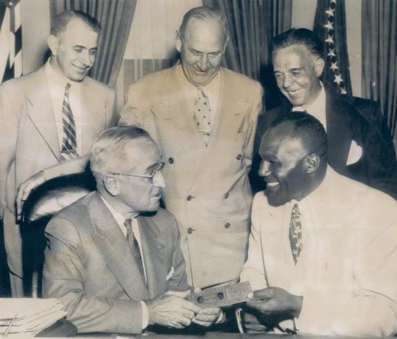 Il presidente Truman riceve un biglietto per un incontro per il titolo dei pesi massimi del 1952 dal campione Jersey Joe Walcott | (foto del file AP)
