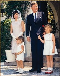 Πρόεδρος και η κυρία Κένεντι, μαζί με τον John, Jr. και την Caroline το πρωί του Πάσχα, 1963 | Φωτογραφία: Bob Davidoff