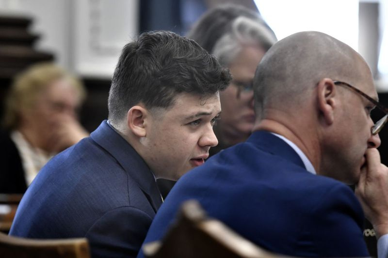 Kyle Rittenhouse sosistab kolmapäeval Kenosha maakonna kohtumajas peetud kohtuprotsessi ajal oma advokaadile Corey Chirafisile.