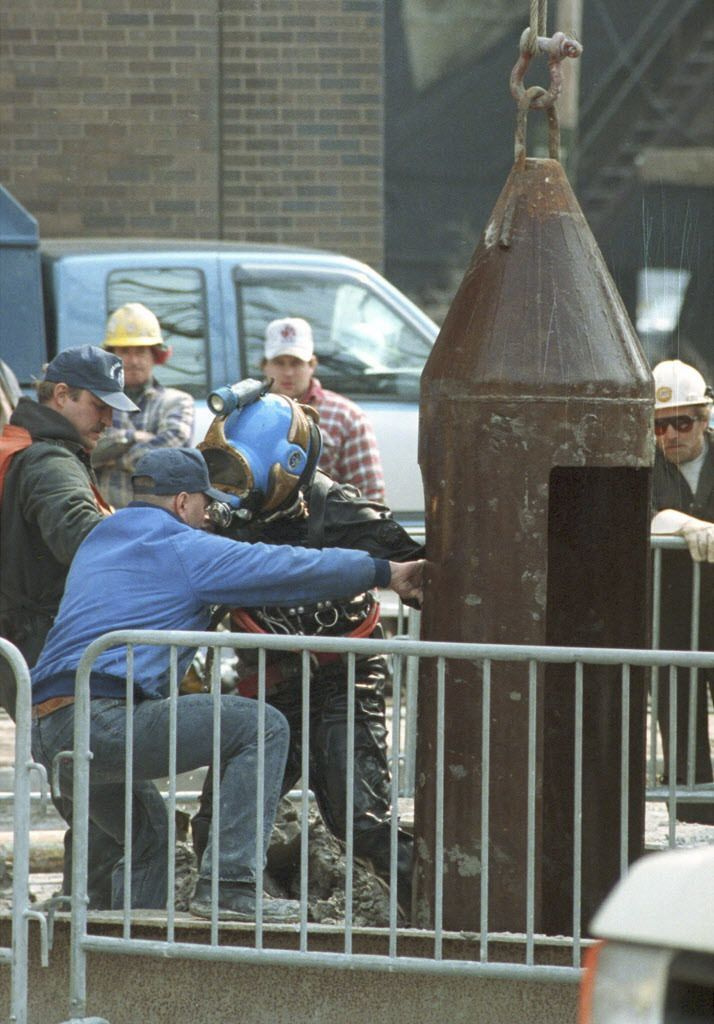 1992 m. balandžio 16 d. naras Jimas Samoska buvo padedamas išlipti iš lifto, atlikus tyrimus, kurie buvo atliekami siekiant užkimšti nuotėkį tunelyje po Čikagos upe, dėl kurio vanduo plūstelėjo į Čikagos centrą. | AP