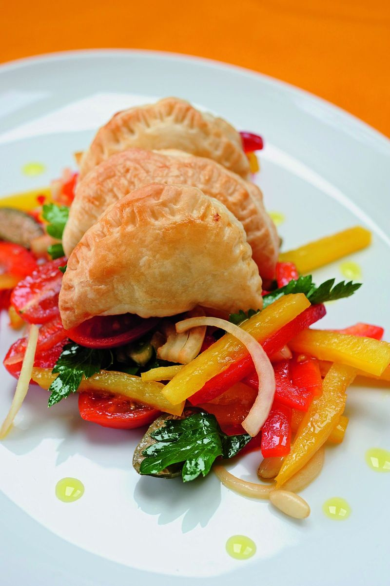 De Argentijnse Empanadas op Pepersalade, een van de favoriete gerechten van paus Franciscus, staat in The Vatican Cookbook. | Foto copyright Katarzyna Artymiak. Gebruikt met toestemming van Archangel Productions.