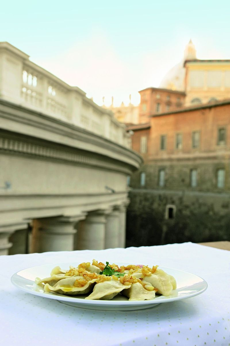 De pierogi zoals geserveerd aan paus Johannes Paulus II, te zien in The Vatican Cookbook. | Foto copyright Katarzyna Artymiak. Gebruikt met toestemming van Archangel Productions.