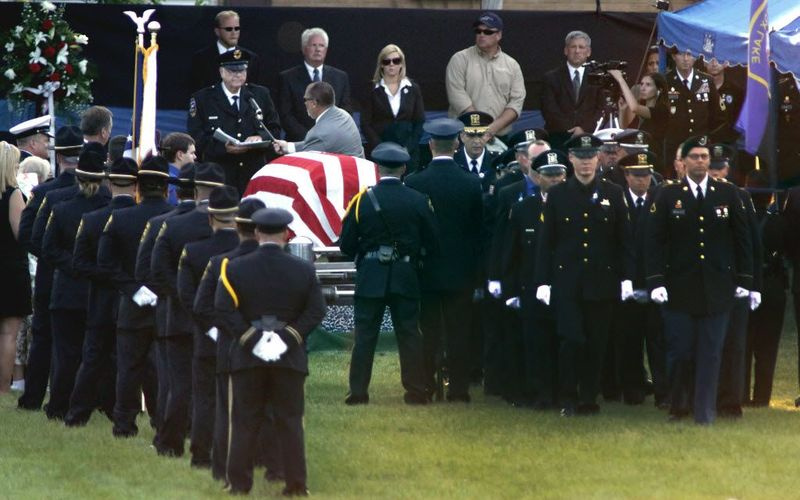 Fox Lake politiløjtnant Charles Joseph Gliniewicz blev stedt til hvile mandag aften på Hillside East Cemetery i Antiokia. | Brian Hil/Daily Herald via AP