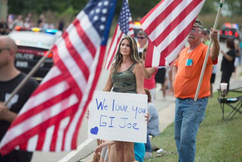 Folk viser deres respekt, da et begravelsesoptog med den dræbte Fox Lake Police Løjtnant Joe Gliniewicz går forbi på mandag. | Scott Olson/Getty Images