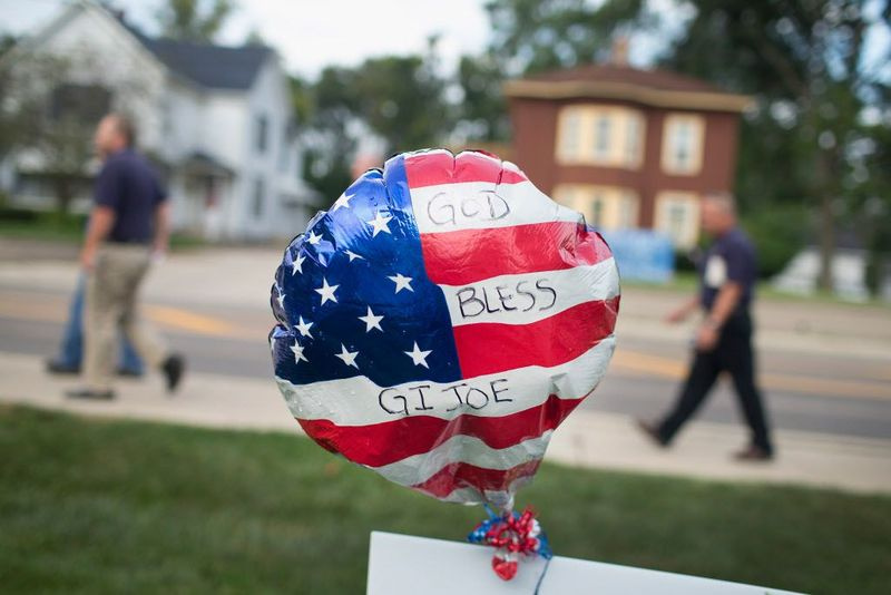 En mindeballon uden for Strang Funeral Home nær Antioch Commuity High School under visitationen og begravelsen for løjtnant Joe Gliniewicz. | Scott Olson/Getty Images