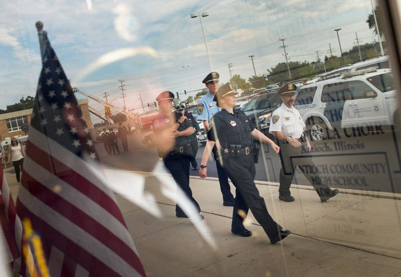 Politibetjente ankommer til visitation og begravelse af den dræbte Fox Lake-politibetjent løjtnant Joe Gliniewicz på Antioch Community High School på mandag. | Getty billeder