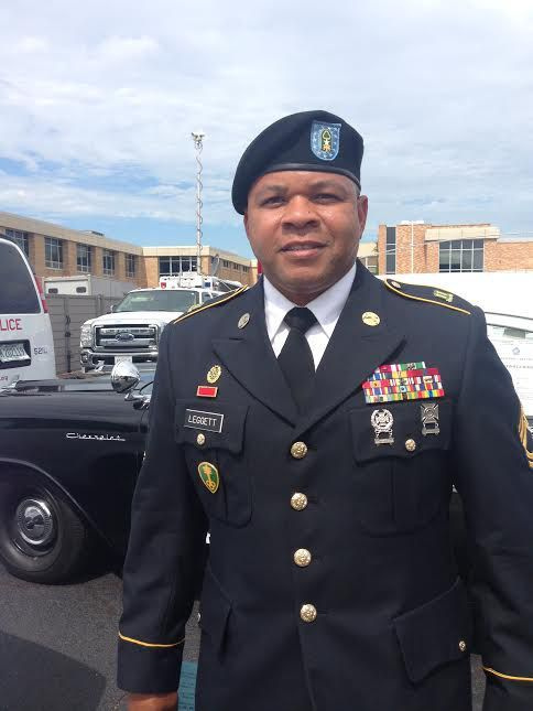 Sgt. 1. klasse Anthony Leggett, som er baseret i Arlington Heights i U.S. Army Reserve 814th Military Police Company, arbejdede med Gliniewicz, som var i hans division, i 2000-2001. Han lo, mens han talte om sin ven, som var i bedre form end