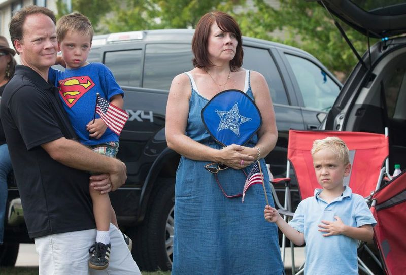 Folk viser deres respekt, da et begravelsesoptog med den dræbte løjtnant Joe Gliniewicz går forbi på mandag. | Scott Olson/Getty Images