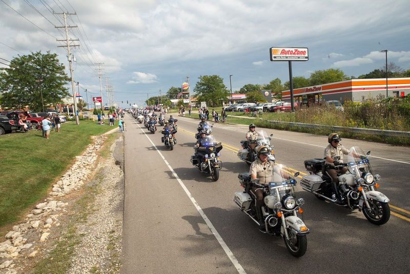 Politi på motorcykler følger i optog efter løjtnant Joe Gliniewiczs bisættelse mandag. | Scott Olson/Getty Images