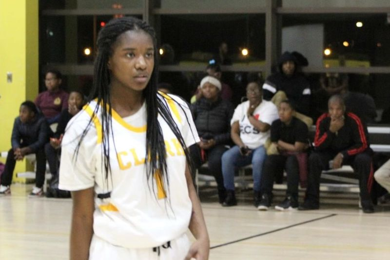 Kierra Moore, quien jugaba para el equipo de baloncesto femenino en la preparatoria Michele Clark Academic Prep Magnet High School, fue asesinada a tiros el jueves en Chicago.