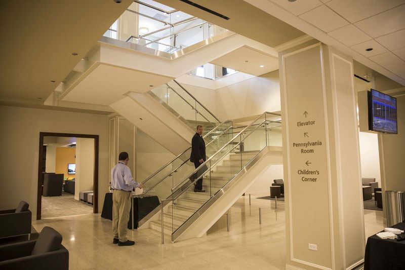 Amtrak zaprezentował nowy Metropolitan Lounge na Union Station. Salon oferuje dwukrotnie większą przestrzeń dla klientów korzystających z wagonów sypialnych i klasy biznes. | Bogaty Hein/Sun-Times