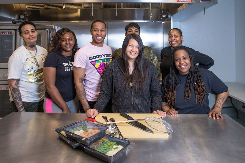 ChiFresh Kitchen, un contratista cooperativo de servicios de alimentos en Garfield Park que pertenece y es administrado por personas anteriormente encarceladas, recibe una subvención del Fondo de Impacto Social de la Asociación Estadounidense del Corazón. (De izquierda a derecha) Propietarios Sarah Stadtseld, Edrinna Bryan, Daniel McWillliams; Camille Kerr, cofundadora, chef consultora Nyah Griffin; Kimberly Britt y Renee Taylor, propietarias (traseras).