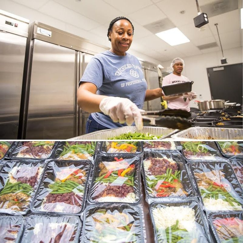 Renee Taylor empaca las comidas mientras Daniel McWillliam observa ChiFresh Kitchen, un contratista cooperativo de servicios de alimentos en Garfield Park que pertenece y es operado por personas anteriormente encarceladas. La empresa social acaba de obtener una subvención del Fondo de Impacto Social de la Asociación Estadounidense del Corazón.