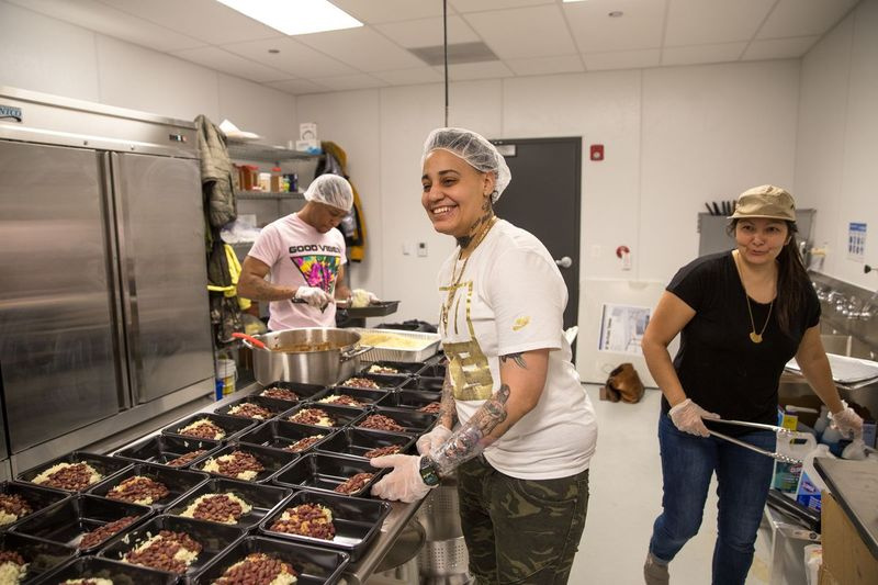 ChiFresh Kitchen es un contratista cooperativo de servicios de alimentos en Garfield Park, propiedad y operado por personas anteriormente encarceladas. (De izq. A der.