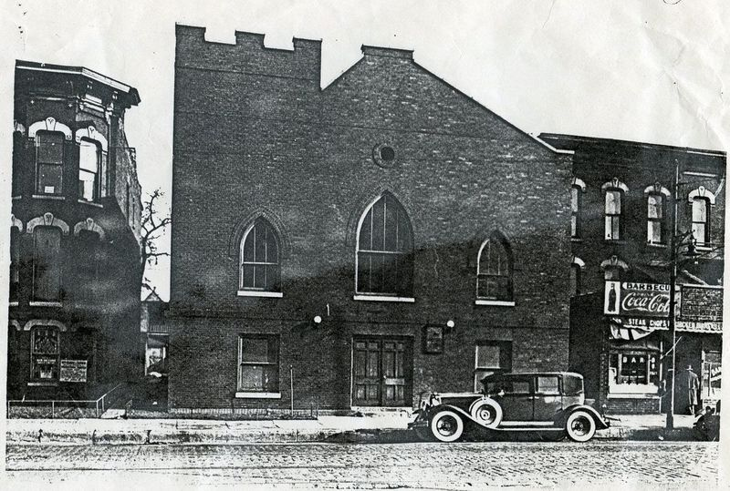 Apostolic Faith Churchs första hem var i denna byggnad på 3813 S. Indiana Ave. från 1919 till 1983. | Försedd