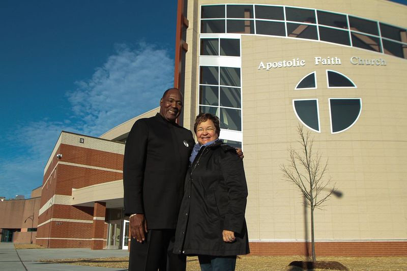 Pastor Horace Smith med sin fru, Susan Smith, framför den nya Apostoliska Troskyrkan. Invigningen är söndag. |Leslie Adkins/For the Sun-Times