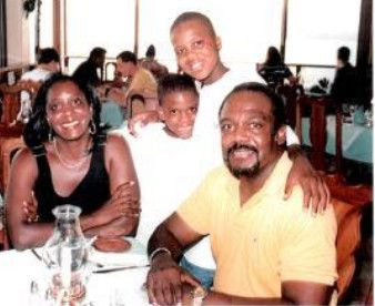 Gale y William Farley y sus hijos, Royal (abajo) y Bill (arriba). | Foto de familia