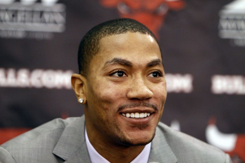 Derrick Rose ler under en nyhetskonferens för NBA-basket den 21 december 2011. Rose, den regerande MVP, gick med på en femårig förlängning av kontraktet värt cirka 94 miljoner dollar. | Charles Cherney/Associated Press