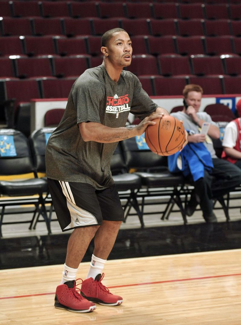 Den skadade Bulls-vakten Derrick Rose tränar en kort stund innan Chicago Bulls tar sig an Milwaukee Bucks den 16 oktober 2012 på United Center. Rose satt ute hela säsongen efter en knäoperation. | Tom Cruze/Sun-Times
