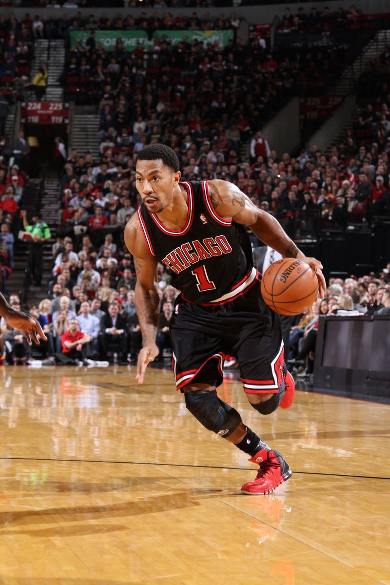 Derrick Rose kör till korgen mot Portland Trail Blazers den 22 november 2013 på Moda Center Arena i Portland, Oregon. | Sam Forencich/NBAE via Getty Images