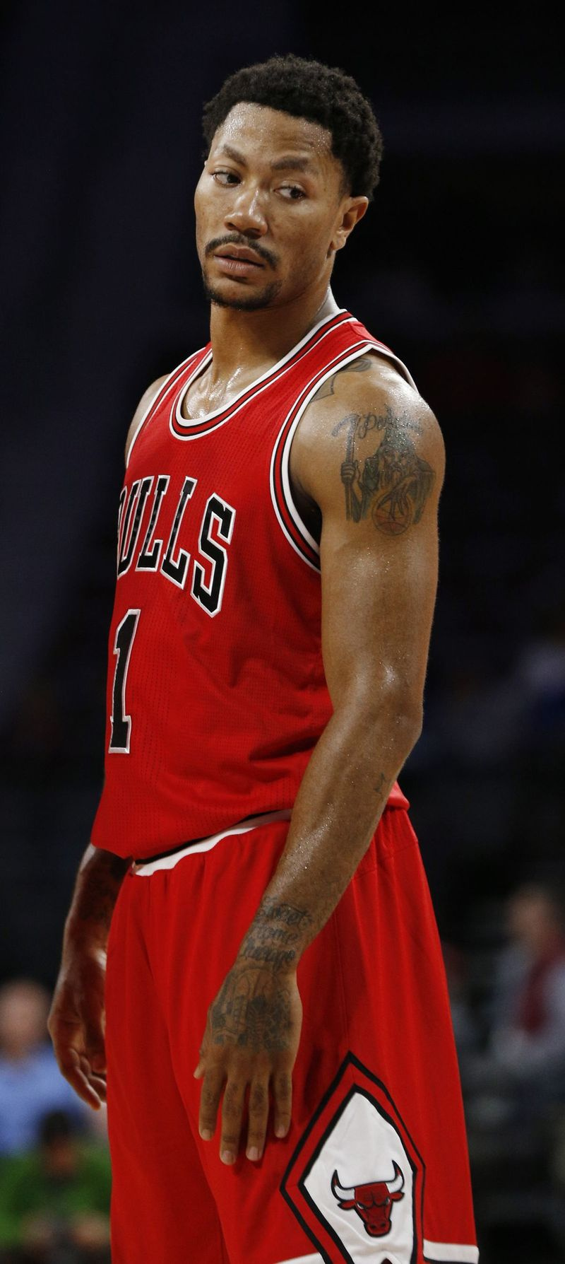 Derrick Rose väntar på att spelet ska börja mot Detroit Pistons under den första halvan av en försäsongs NBA-basketmatch i Auburn Hills, Mich., tisdag 7 oktober 2014. | Paul Sancya/Associated Press