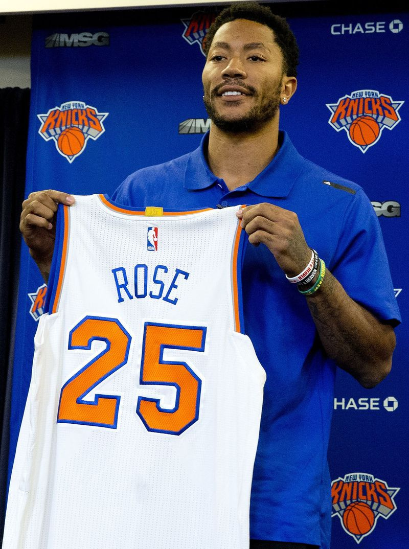 Derrick Rose poserar för fotografer med sin New York Knicks-tröja under en presskonferens den 24 juni 2016 i New York. Knicks introducerade Rose, den före detta NBA basket MVP som de förvärvade från Chicago Bulls. | Mary Altaffer/Associated Press
