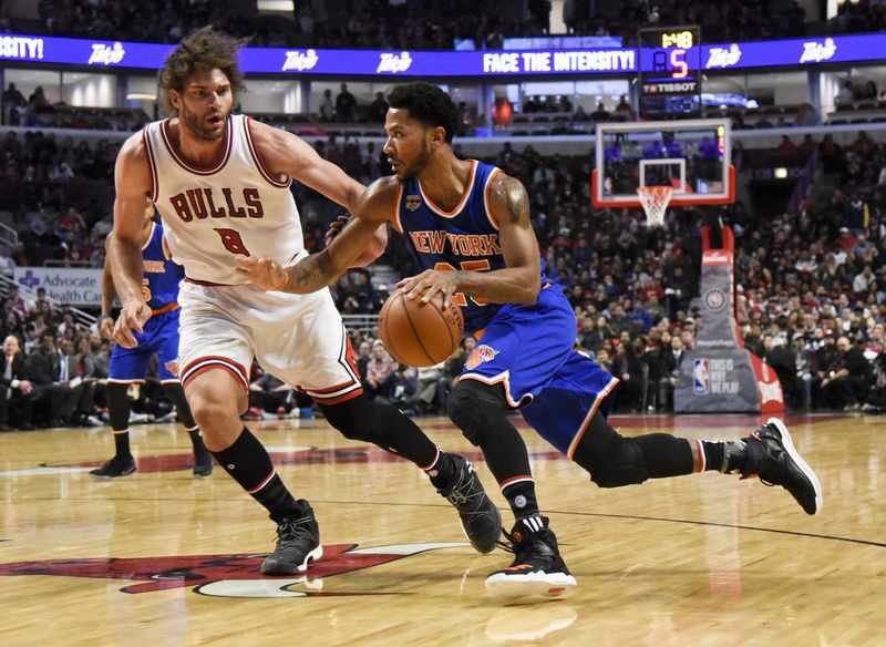 Derrick Rose kör mot Robin Lopez under det första kvartalet av en NBA-basketmatch den 4 november 2016 i Chicago. | Matt Marton/Associated Press