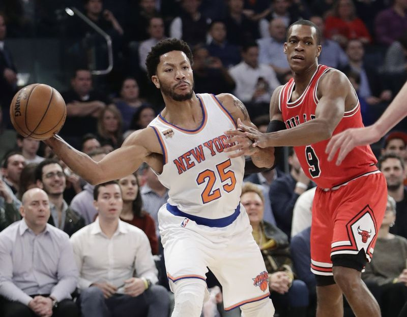 Derrick Rose går bort från Rajon Rondo under den första halvan av en NBA-basketmatch den 12 januari 2017 i New York. | Frank Franklin II/Associated Press