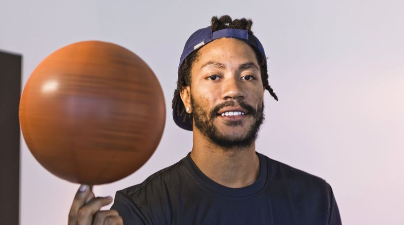 På fredagen den 25 augusti 2017 poserar Derrick Rose för ett foto på sin agents kontor i Wasserman Media Group i Los Angeles. Rose, 28, den före detta MVP kommer efter en fjärde knäoperation, men nu kommer han att para sig med LeBron James och gå med i ett team som