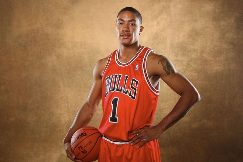 Derrick Rose poserar för ett porträtt under 2008 års NBA Rookie Photo Shoot. | Jesse D. Garrabrant/NBAE via Getty Images