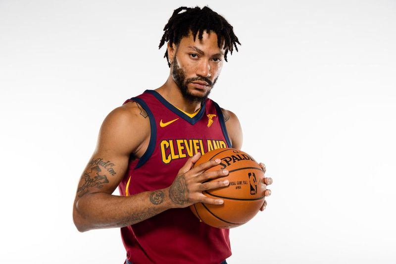 Derrick Rose poserar under mediadagen på Cleveland Clinic Courts. | Jason Miller/Getty Images