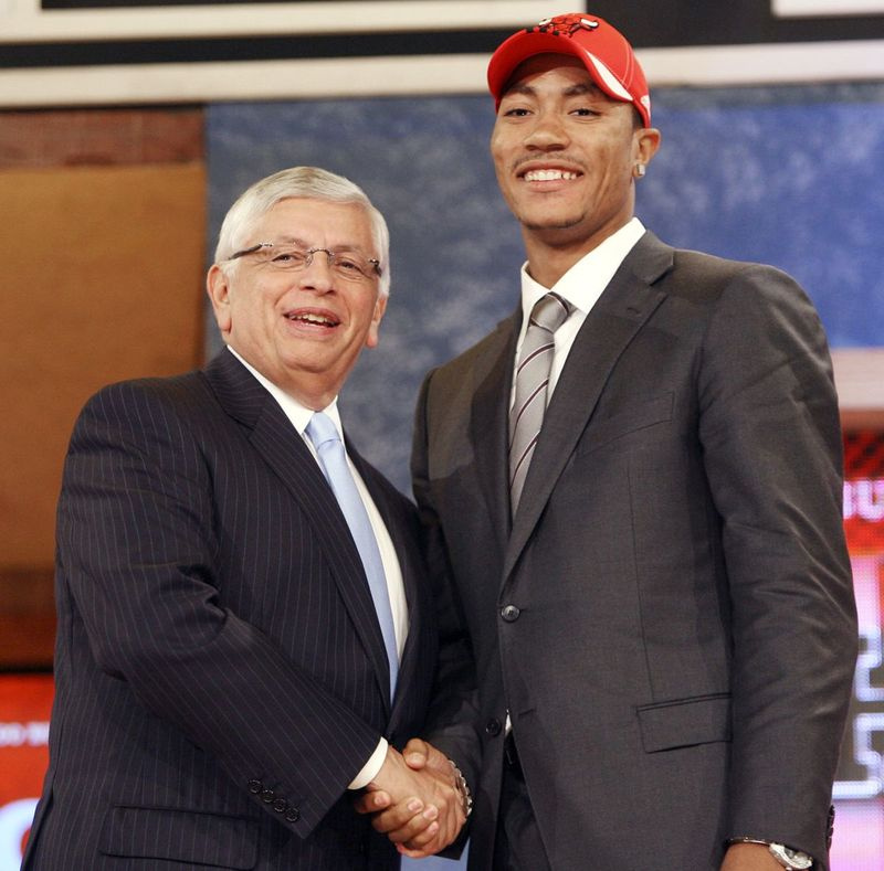 NBA-kommissionären David Stern, till vänster, poserar med första draftvalet Derrick Rose, som valdes av Chicago Bulls, under den första omgången av NBA:s basketdraft, torsdagen den 26 juni 2008 i New York. | Seth Wenig/Associated Press