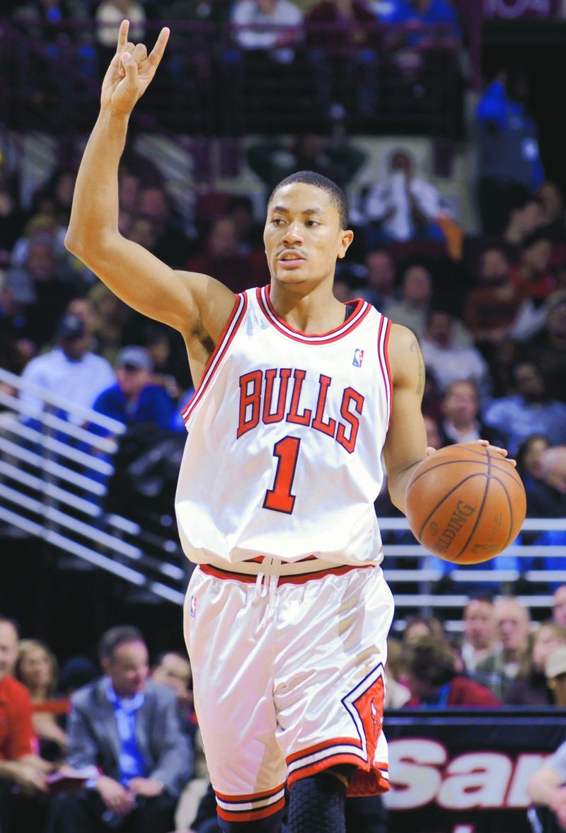 Bulls guard Derrick Rose styr Bulls anfall under första kvartalet den 2 december 2008 mot Philadelphia. | Tom Cruze/Sun-Times