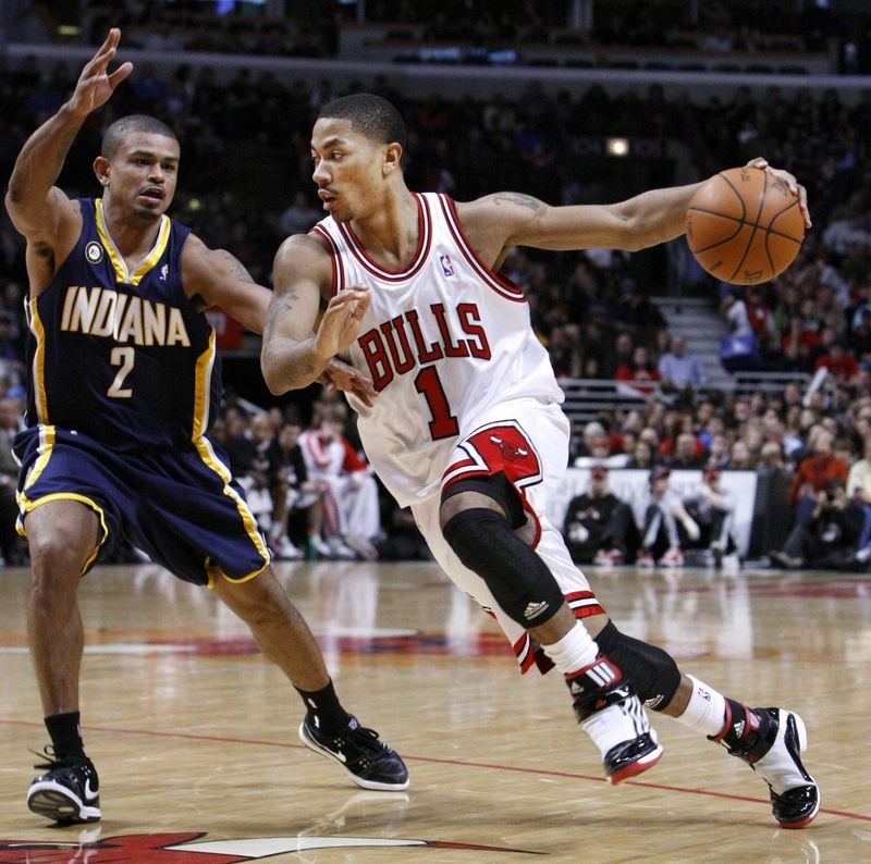 Derrick Rose kör på Indiana Pacers guard Earl Watson under andra halvan av deras match den 29 december 2009. Rose ledde alla målskyttar med 23 poäng i Bulls vinst med 104-95. | Charles Rex Arbogast/Associated Press