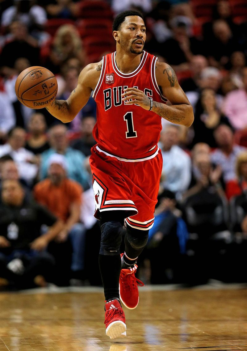 Derrick Rose kör till korgen under en match mot Miami Heat på American Airlines Arena. | Mike Ehrmann/Getty Images