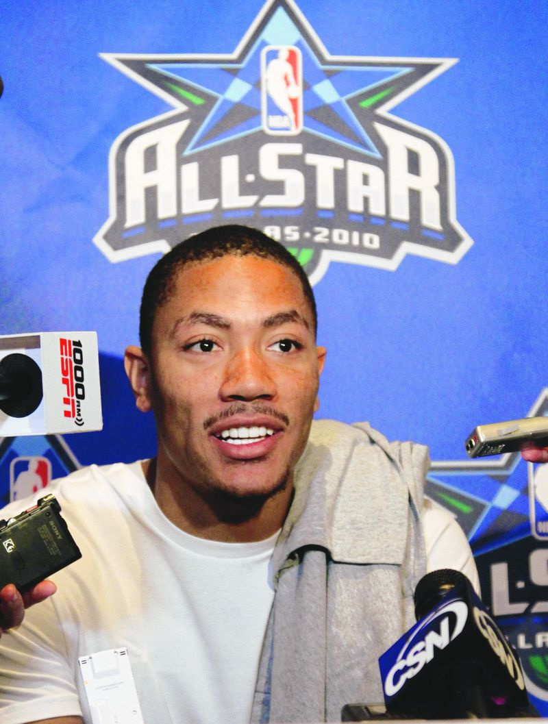Derrick Rose svarar på frågor under mediatillgänglighet för den kommande NBA All Star-basketmatchen, fredagen den 12 februari 2010, i Dallas. Rose, som gör sitt första All Star-spel, är en medlem av Eastern Conference-laget som kommer att spela mot Sun