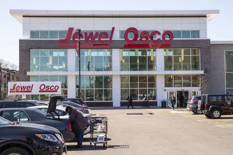 Woodlawn telah dianggap sebagai padang pasir makanan, dengan had akses kepada buah-buahan dan sayur-sayuran segar. Tetapi Jewel-Osco baharu di 6014 S. Cottage Grove bukan sahaja dapat menangani masalah itu, tetapi juga mempunyai kesan riak, meningkatkan pembangunan di Woodlawn barat, beberapa res